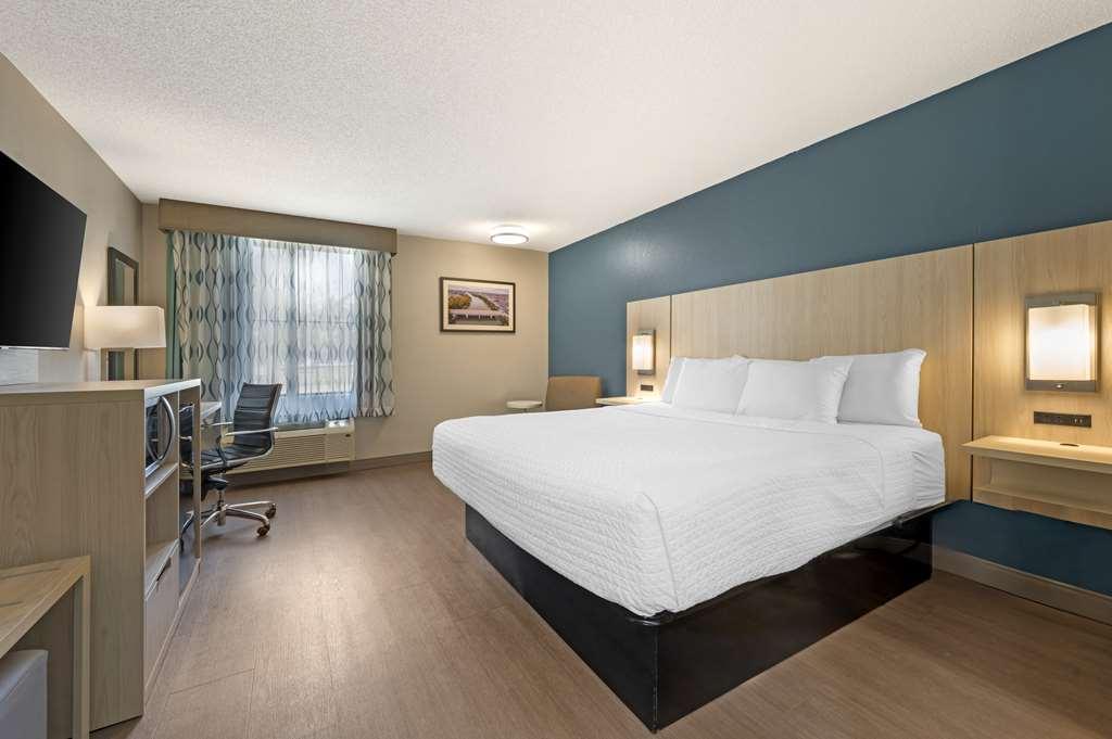 Best Western Plus Lafayette Hotel University Area Room photo