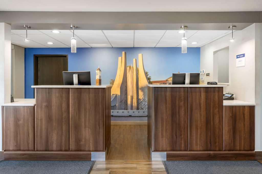 Best Western Plus Lafayette Hotel University Area Interior photo